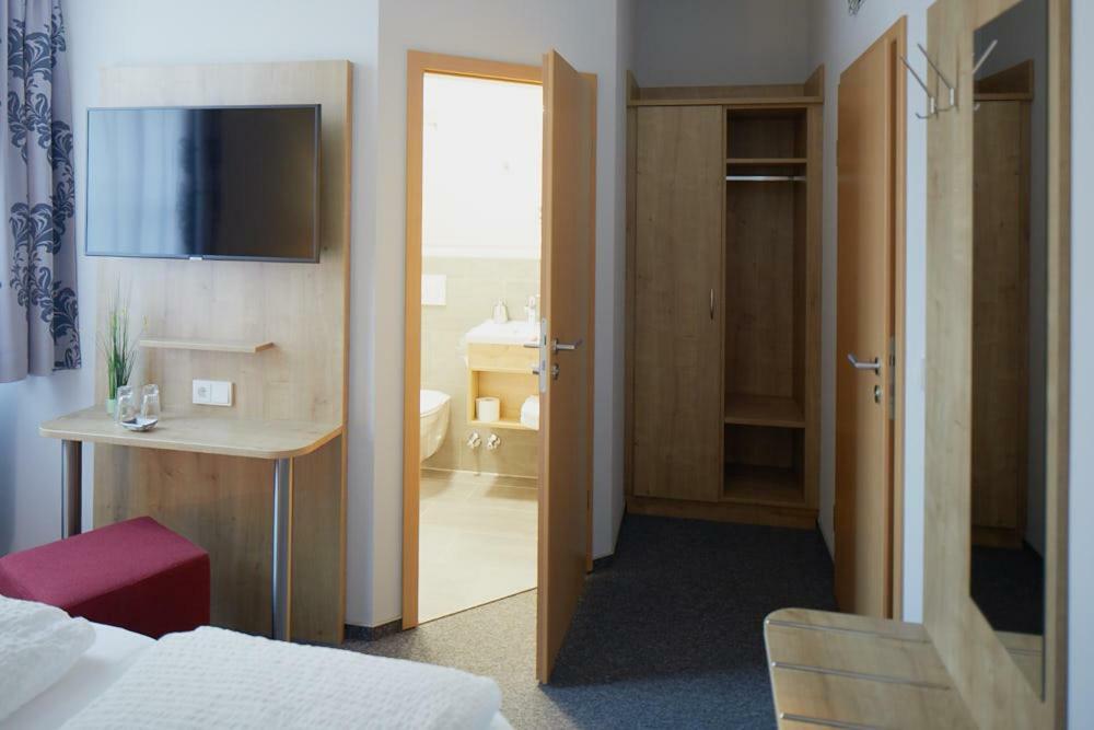 Gasthof Pension Kettler Оберасбах Екстериор снимка